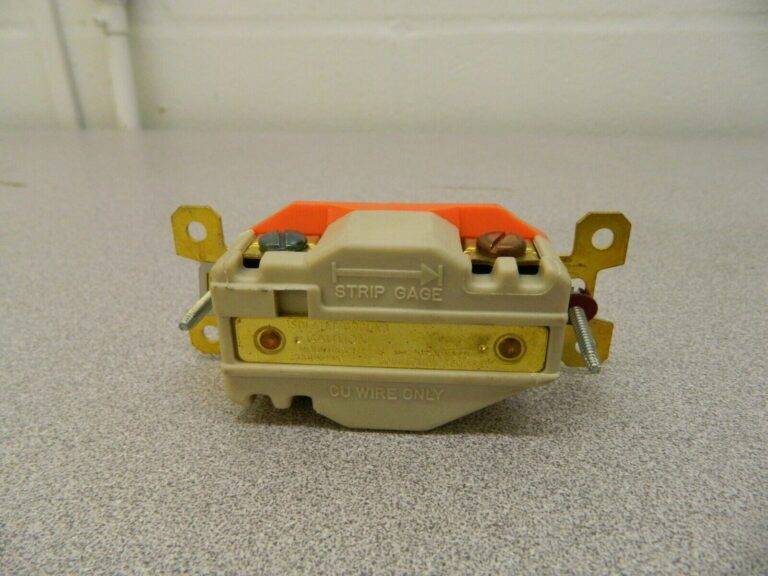 Hubbell Isolated Ground Single Receptacle Twist-Lock IG2620A