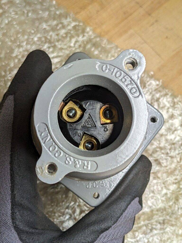 Russellstoll 3417 Female Wander Plug Connector 30 Amp 480 VAC 2-Pole 3-Wire