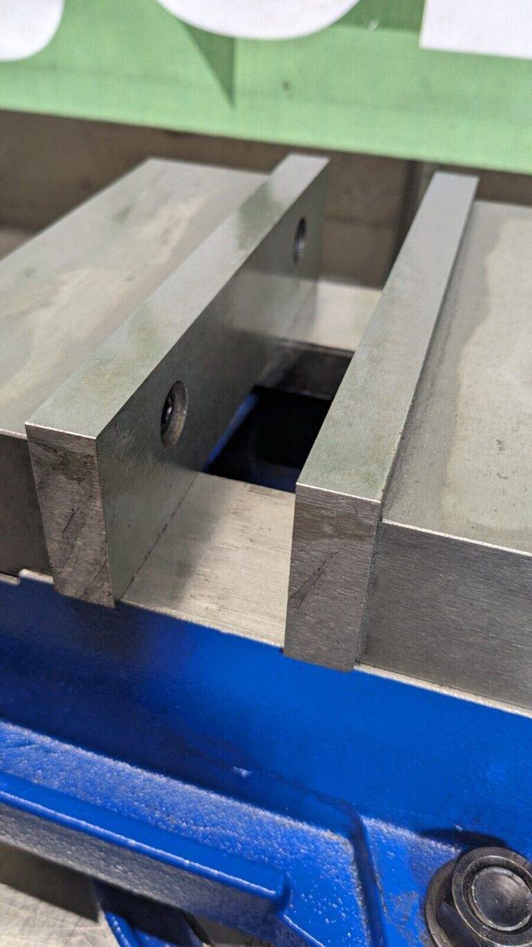 Machine Vise Horizontal Swivel Base 8″ Jaw Width 2″ Jaw Height 1 Station 951-006