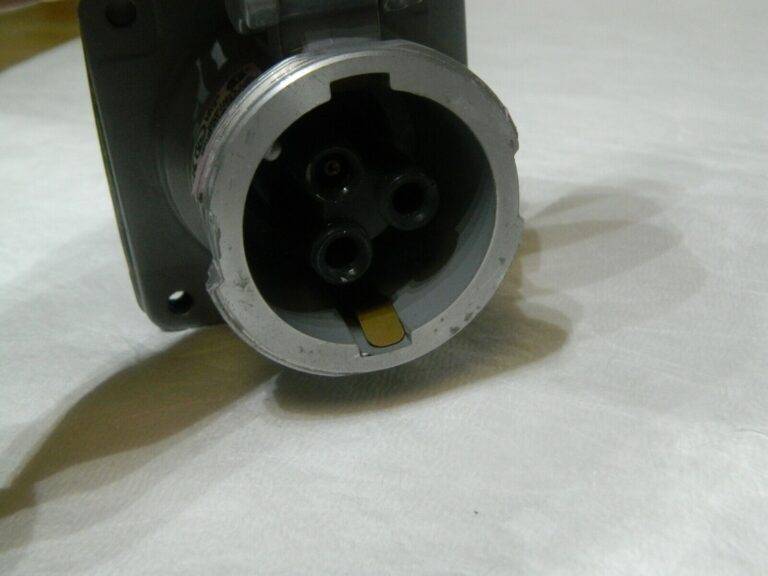 Hubbell Killark 1 Phase 250 VDC 600 VAC Self Grounding Receptacle VR332