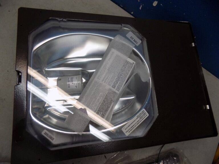 Cooper Lighting Floodlight 1 Head 120/208/240/277V 320W Pulse Start Metal Halide