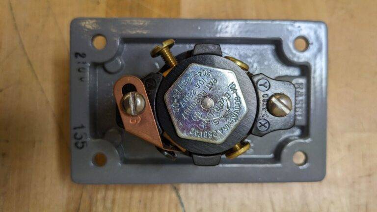 Russellstoll Receptacle 3744-RS 10/15A 125/250/600V 3W 4P New Surplus