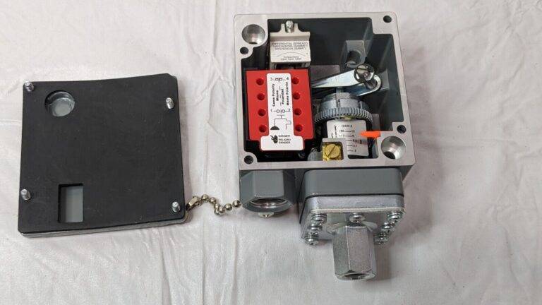 Telemecanique Sensors Pressure Switch 3-150 psi 1/4 NPTF 9012GAW5