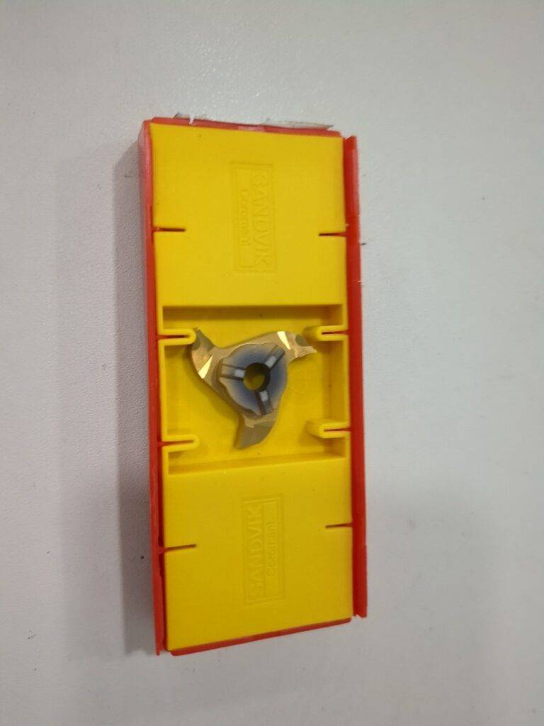 SANDVIK COROMANT Groove Milling Tip Insert Carbide 3fl 5758678
