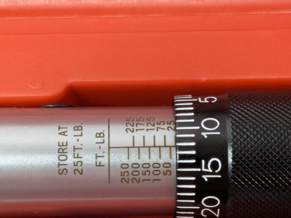 TEKTON Micrometer Torque Wrench 1/2" Drive 25-250 Ft-Lb Range 24340