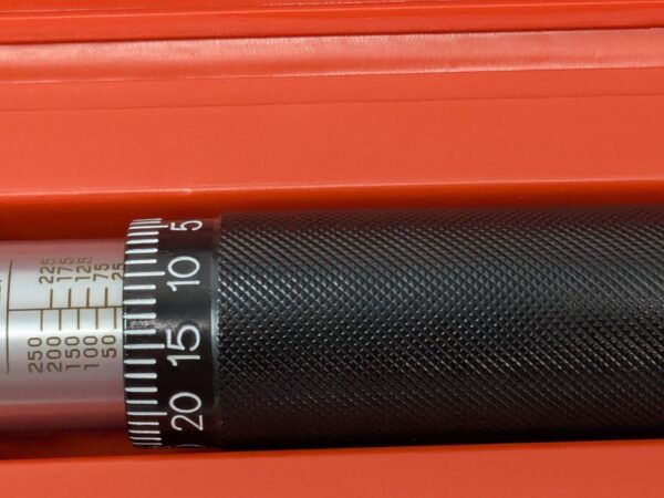 TEKTON Micrometer Torque Wrench 1/2" Drive 25-250 Ft-Lb Range 24340