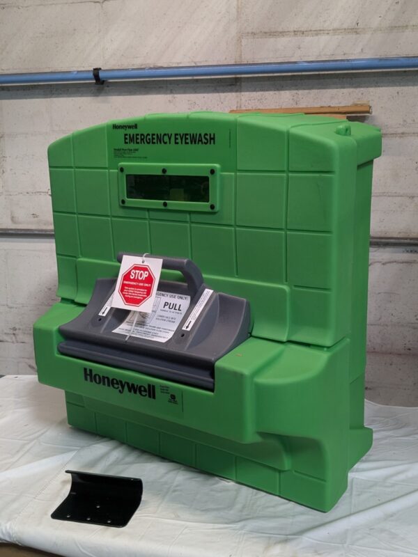 Honeywell Fendall Pure Flow 1000 Emergency Eyewash Station 7 Gallon 0.4 GPM