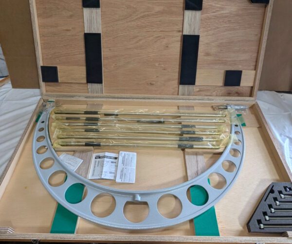 MITUTOYO Mechanical Interchangeable Anvil Micrometer 24" to 30" 104-203