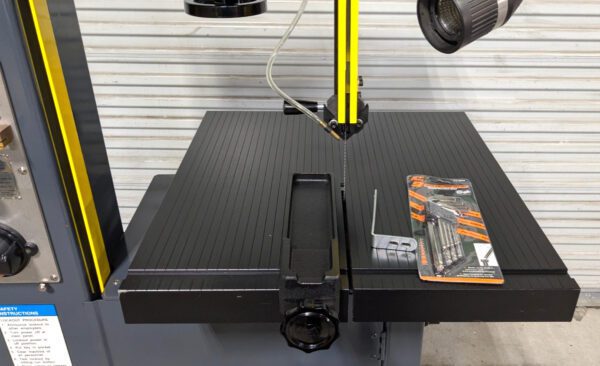 DAKE V-16 Vertical Bandsaw - 220/440V 3PH 2HP 987030 *Shipping Damage*