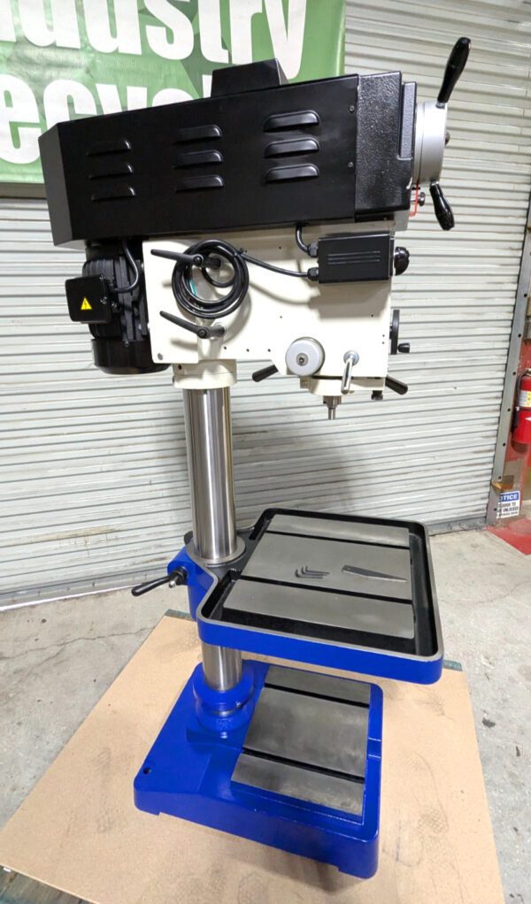 Vectrax Mill / Drill Machine 20" Swing 170 - 2000 RPM 220v 3ph *Scratch & Dent*